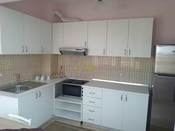 APARTAMENT ME QERA 1+1 RRUGA KONGRESI I MANASTIRIT 52.000 LEKE