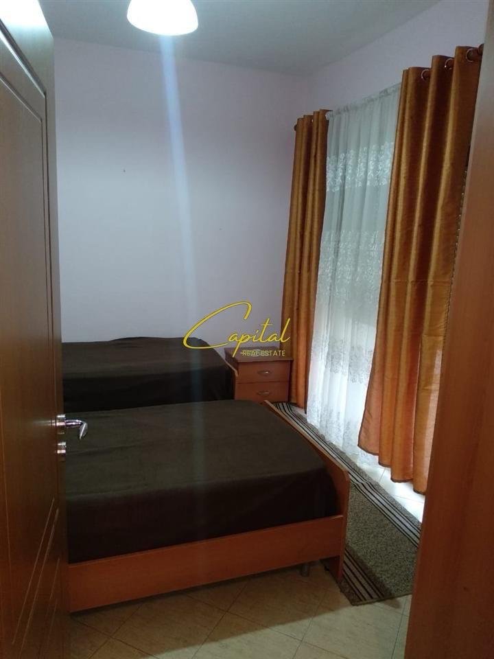 APARTAMENT ME QERA 1+1 RRUGA KONGRESI I MANASTIRIT 52.000 LEKE