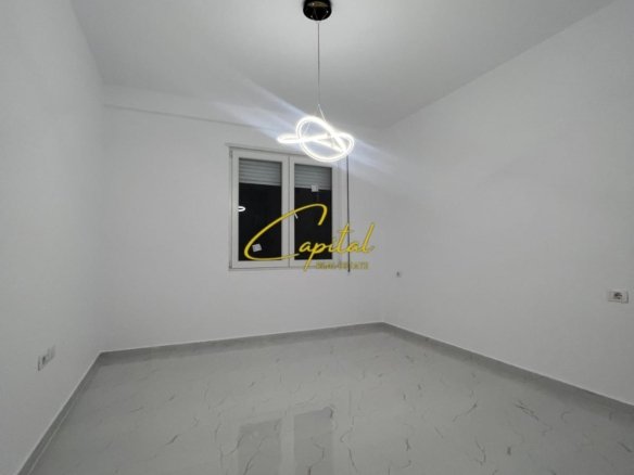 ZYRE ME QERA 86 M2 RRUGA 5 MAJI 510 EURO