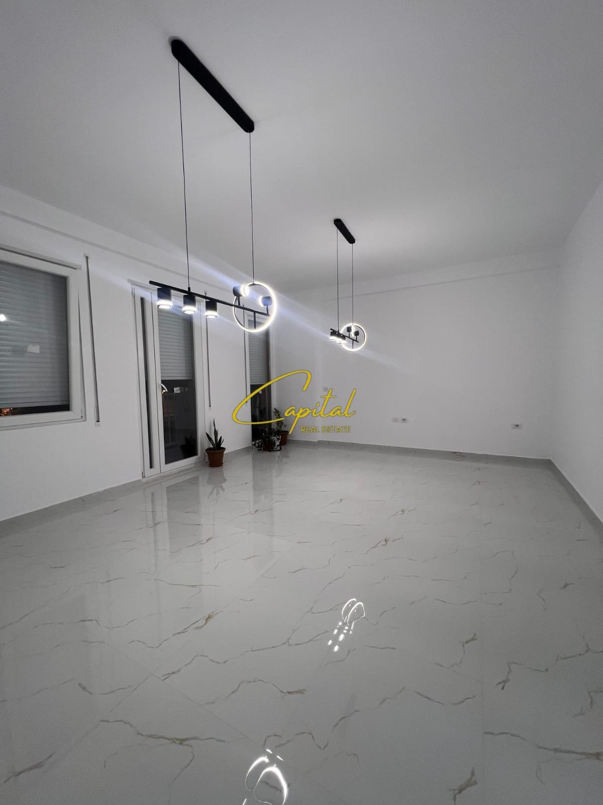 ZYRE ME QERA 86 M2 RRUGA 5 MAJI 510 EURO