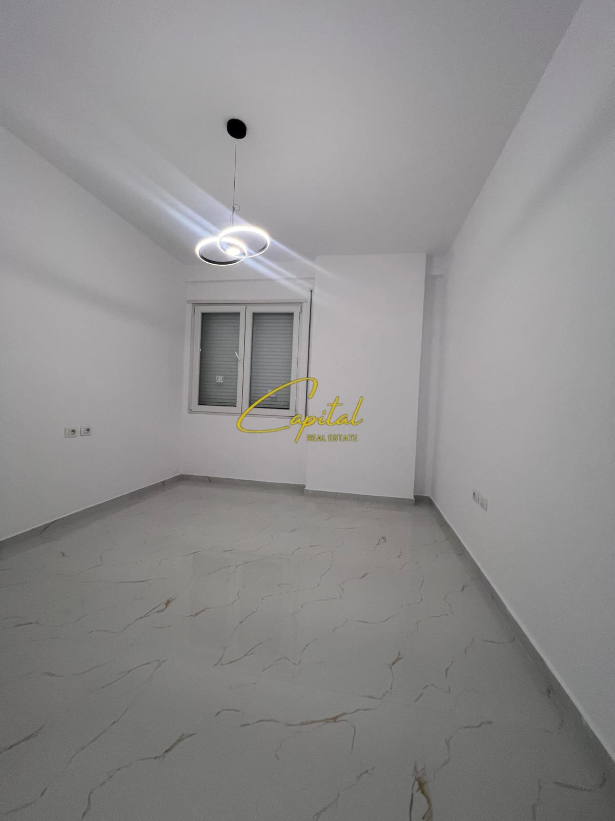 ZYRE ME QERA 86 M2 RRUGA 5 MAJI 510 EURO