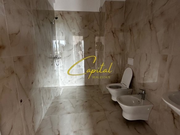 ZYRE ME QERA 119 M2 RRUGA E DIBRES 600 EURO