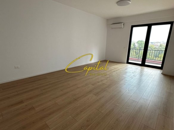 ZYRE ME QERA 119 M2 RRUGA E DIBRES 600 EURO