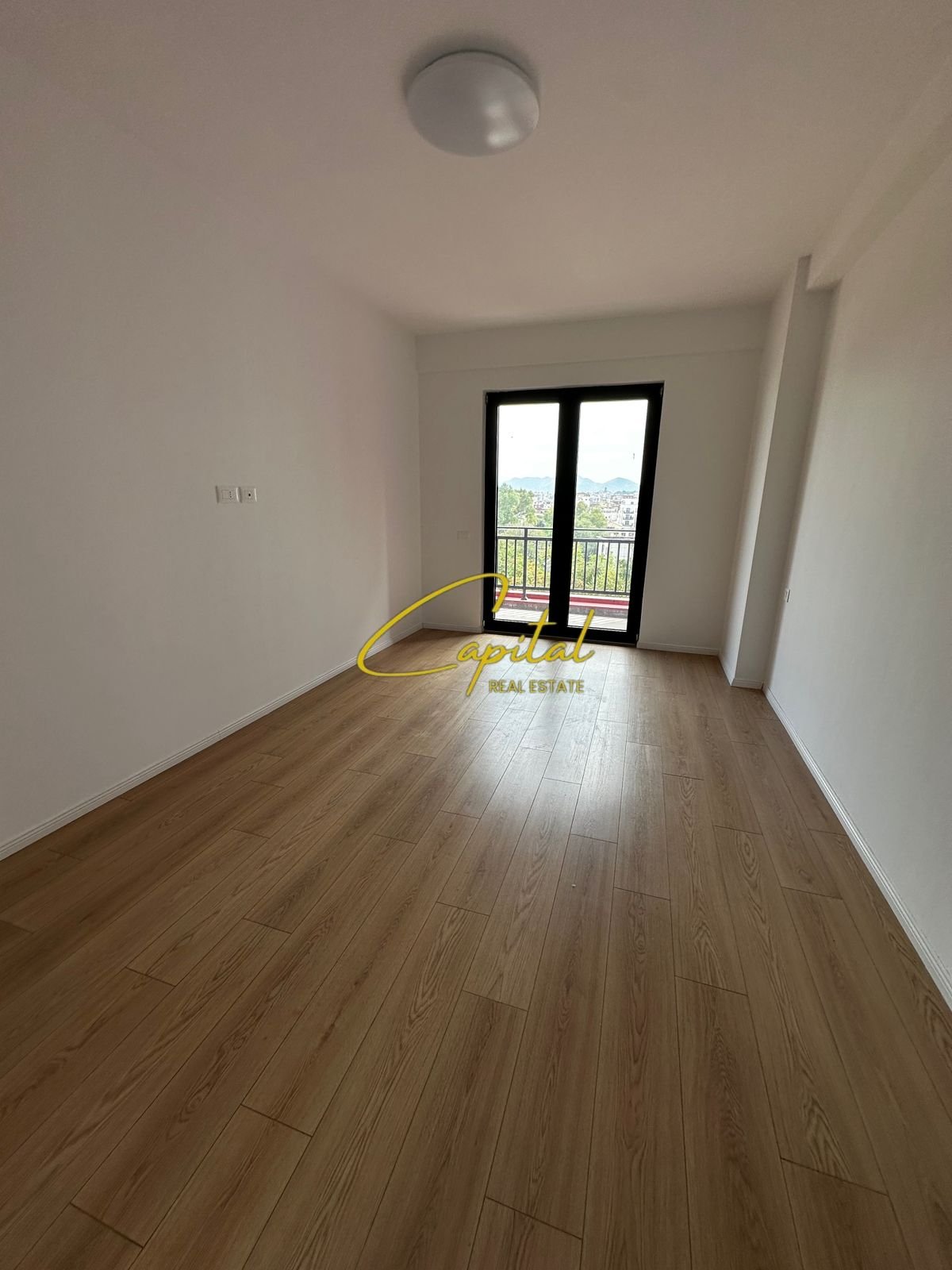 ZYRE ME QERA 119 M2 RRUGA E DIBRES 600 EURO