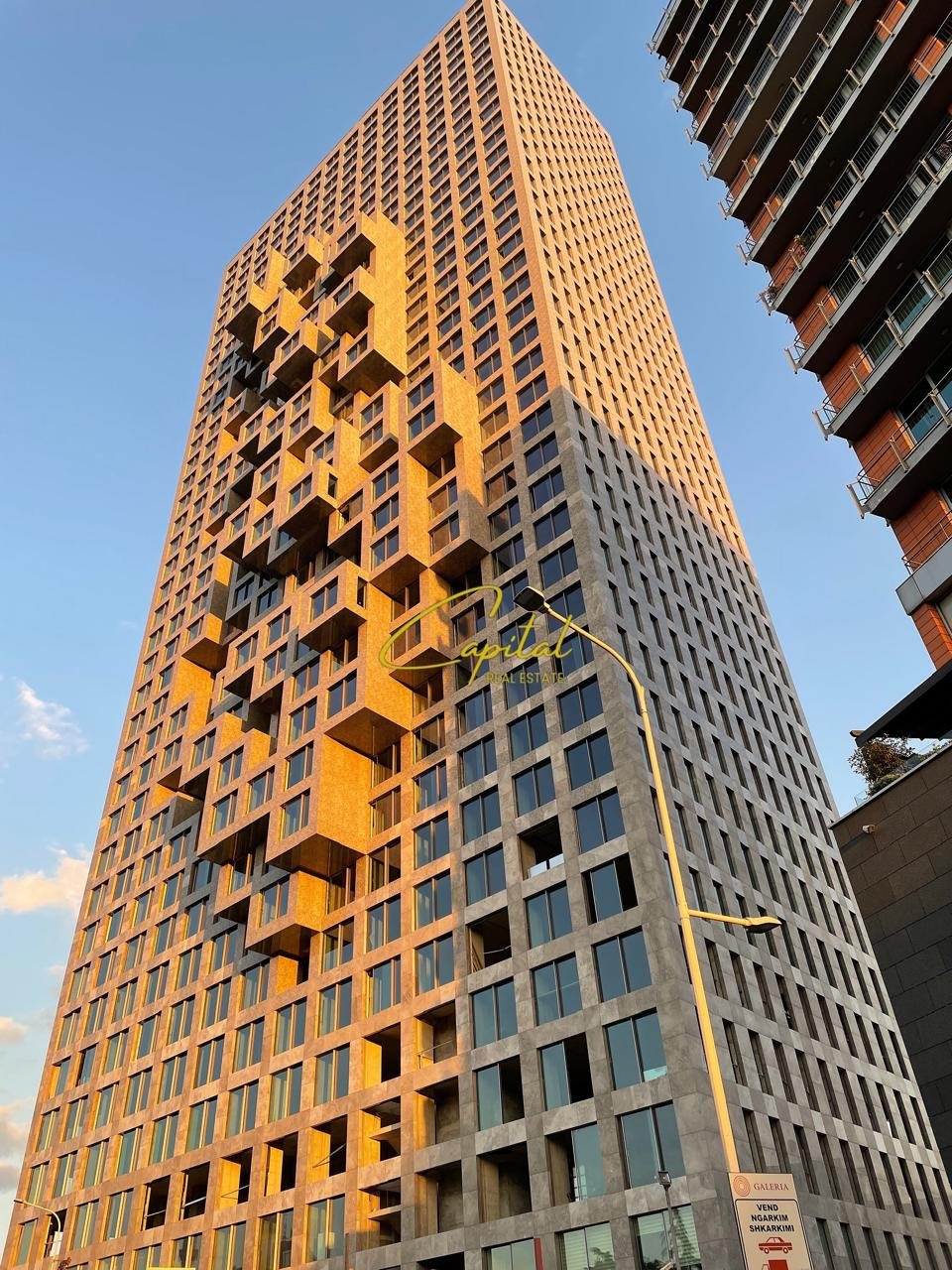 ZYRE ME QERA 390 M2 DOWNTOWN ONE 11.700 EURO