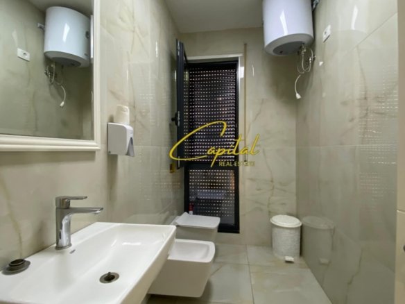 AMBIENT BIZNESI ME QERA 315 M2 RRUGA E BARRIKADAVE 4.600 EURO