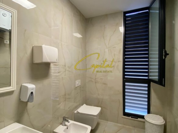 AMBIENT BIZNESI ME QERA 315 M2 RRUGA E BARRIKADAVE 4.600 EURO