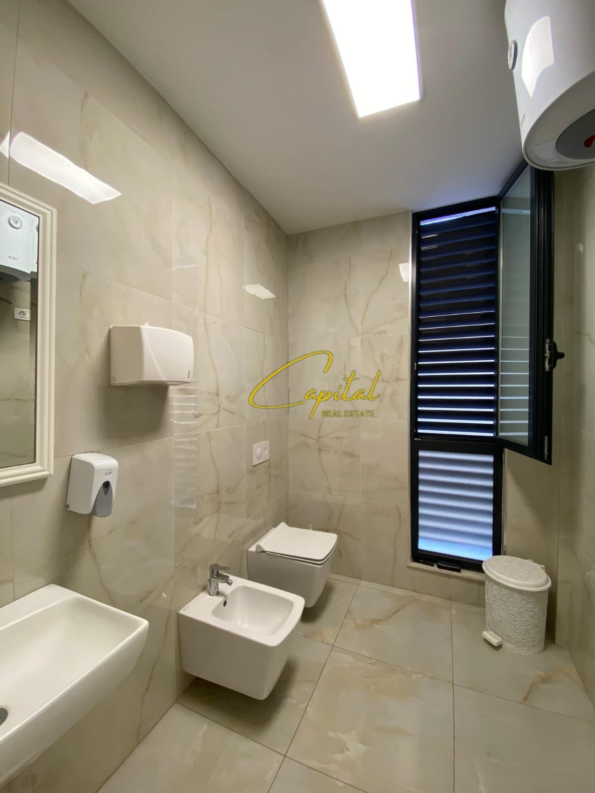WhatsApp Image 2025-09-19 at 9.16.26 AM AMBIENT BIZNESI ME QERA 315 M2 RRUGA E BARRIKADAVE 4.600 EURO