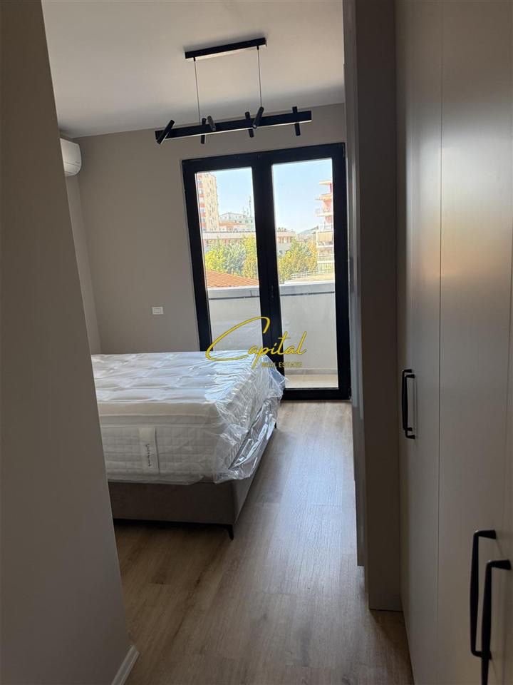 APARTAMENT ME QERA 2+1+2 21 DHJETORI 750 EURO