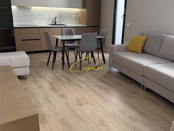 APARTAMENT ME QERA 2+1+2 21 DHJETORI 750 EURO