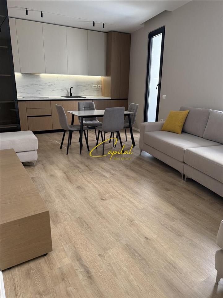 APARTAMENT ME QERA 2+1+2 21 DHJETORI 750 EURO