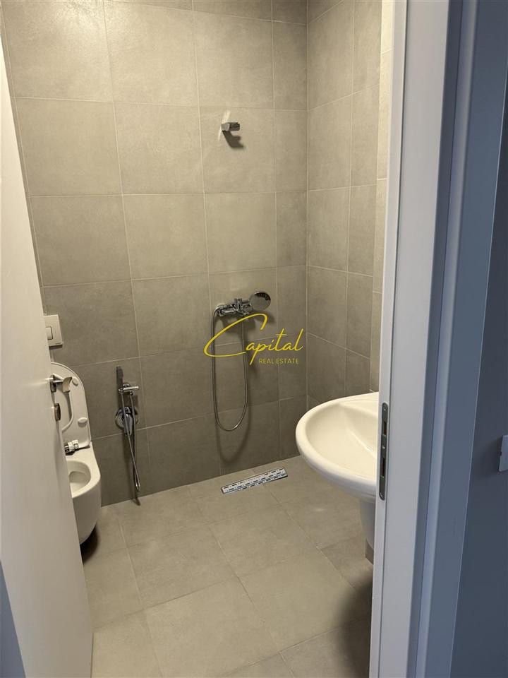 APARTAMENT ME QERA 2+1+2 21 DHJETORI 750 EURO