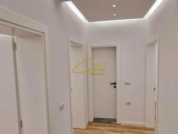 ZYRE ME QERA 120 M2 RRUGA MINE PEZA 900 EURO