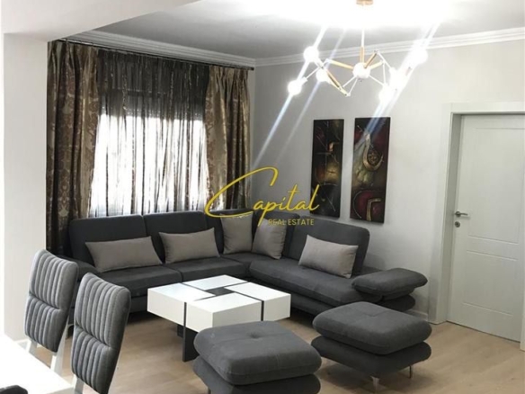 APARTAMENT ME QERA 3+1+2 MINE PEZA 1.100 EURO