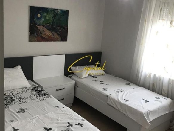 APARTAMENT ME QERA 3+1+2 MINE PEZA 1.100 EURO