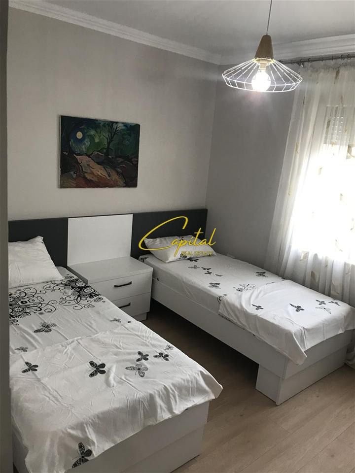 APARTAMENT ME QERA 3+1+2 MINE PEZA 1.100 EURO