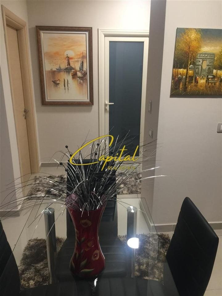 WhatsApp Image 2025-09-25 at 10.11.12 AM APARTAMENT ME QERA 1+1 PAZARI I RI 50.000 LEKE