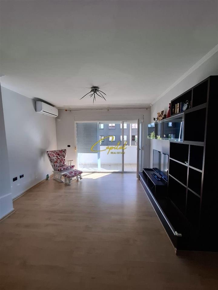 APARTAMENT ME QERA 1+1 ISH BLLOKU 900 EURO