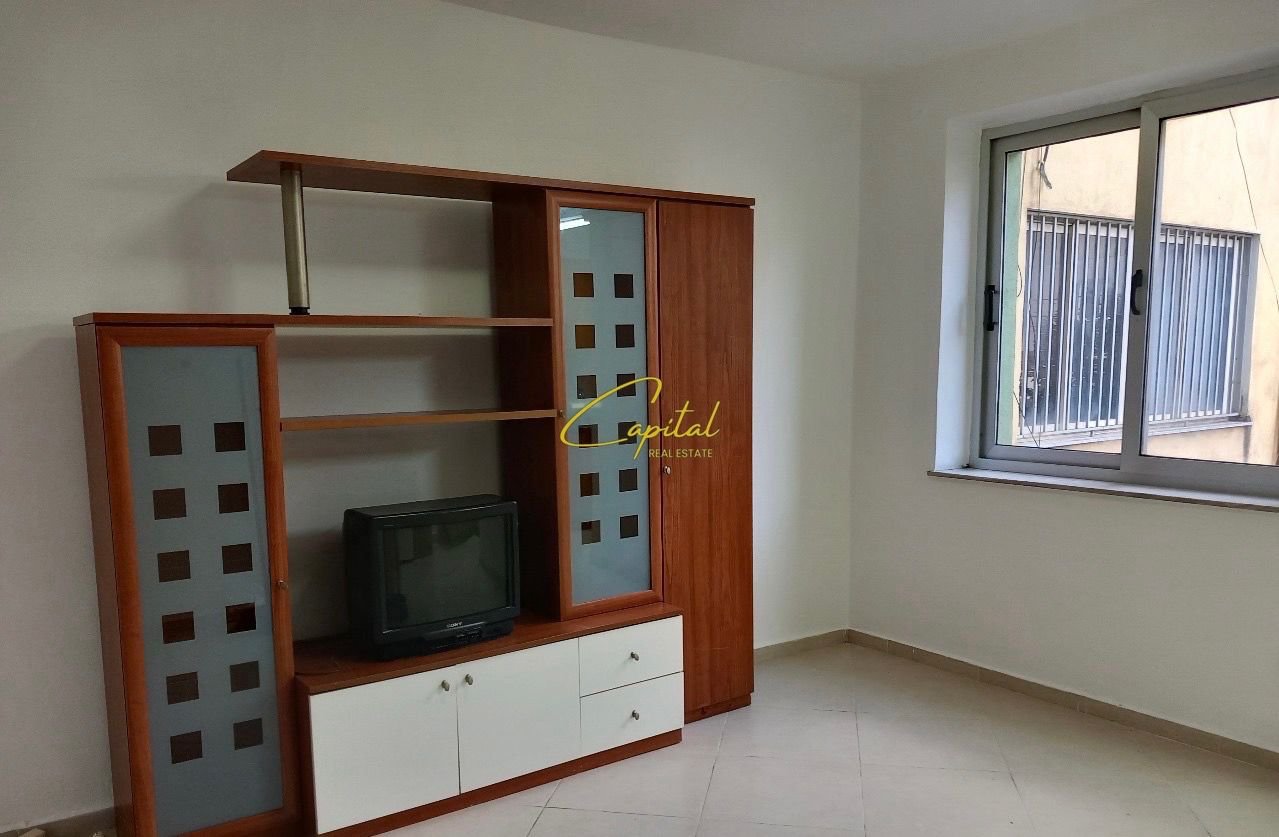 ZYRE ME QERA 90 M2 PAZARI I RI 60.000 LEKE