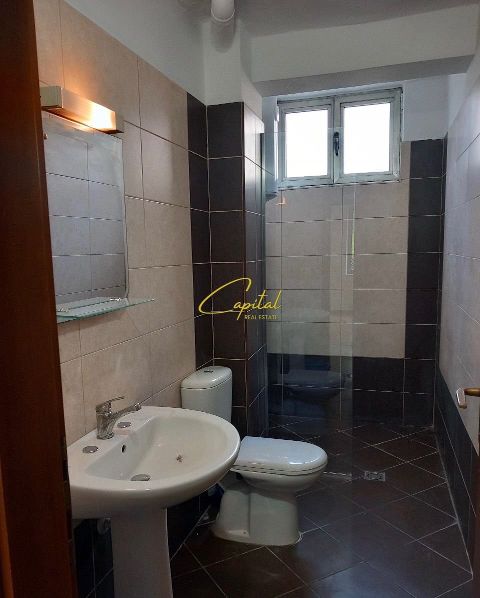ZYRE ME QERA 90 M2 PAZARI I RI 60.000 LEKE