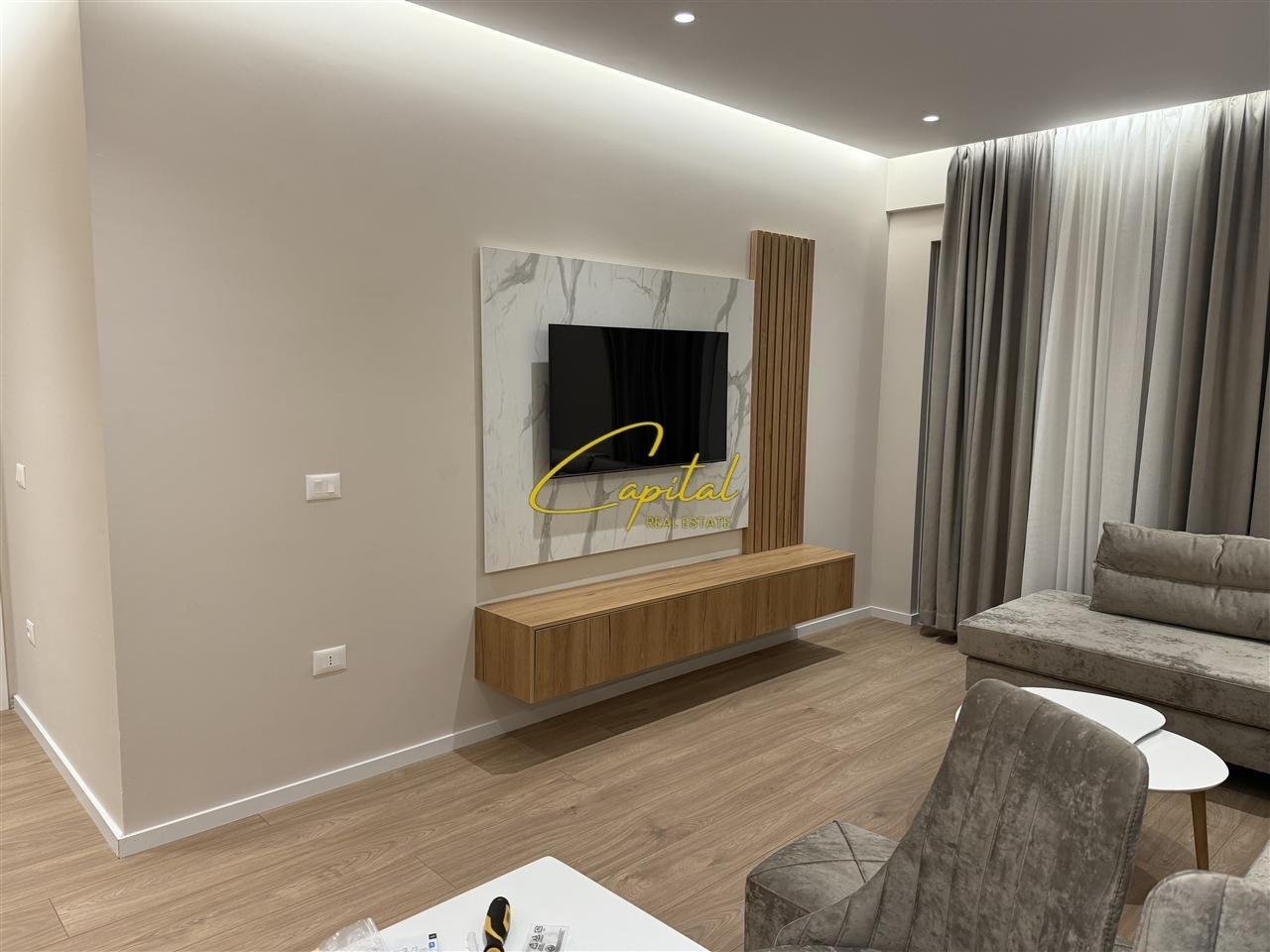 APARTAMENT ME QERA 2+1 ISH FUSHA AVIACIONIT 800 EURO