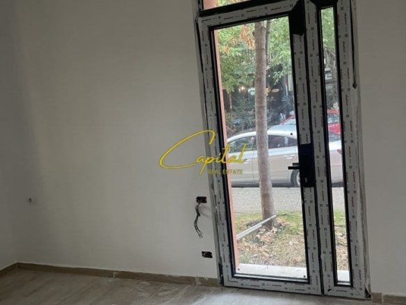 ZYRE ME QERA 50 M2 STADIUMI DINAMO 700 EURO