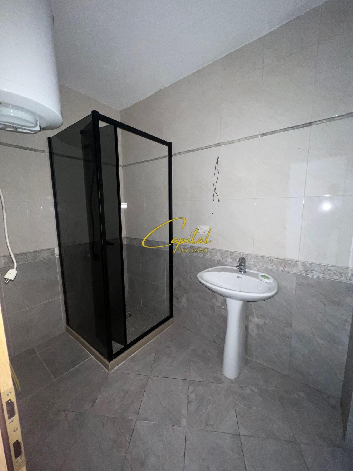 ZYRE ME QERA 140 M2 ISH EKSPOZITA 1000 EURO