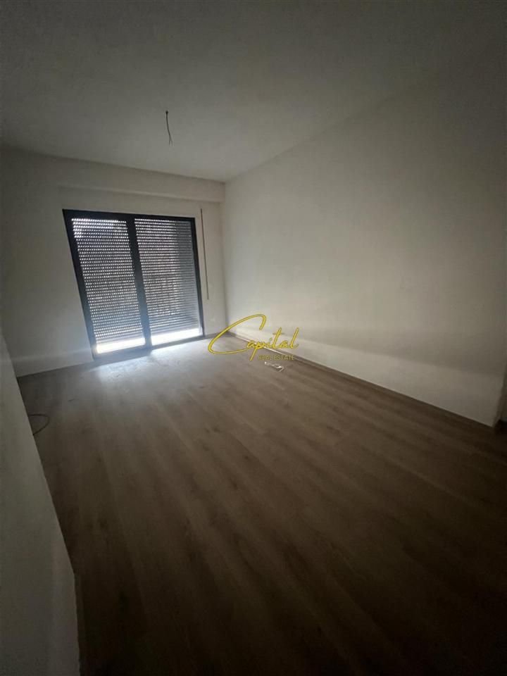 ZYRE ME QERA 116 M2 RRUGA JORDAN MISJA 800 EURO