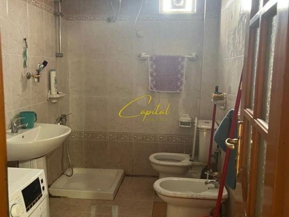 SHITET APARTAMENT 2+1 RRUGA KONGRESI I MANASTIRIT 170.000 EURO
