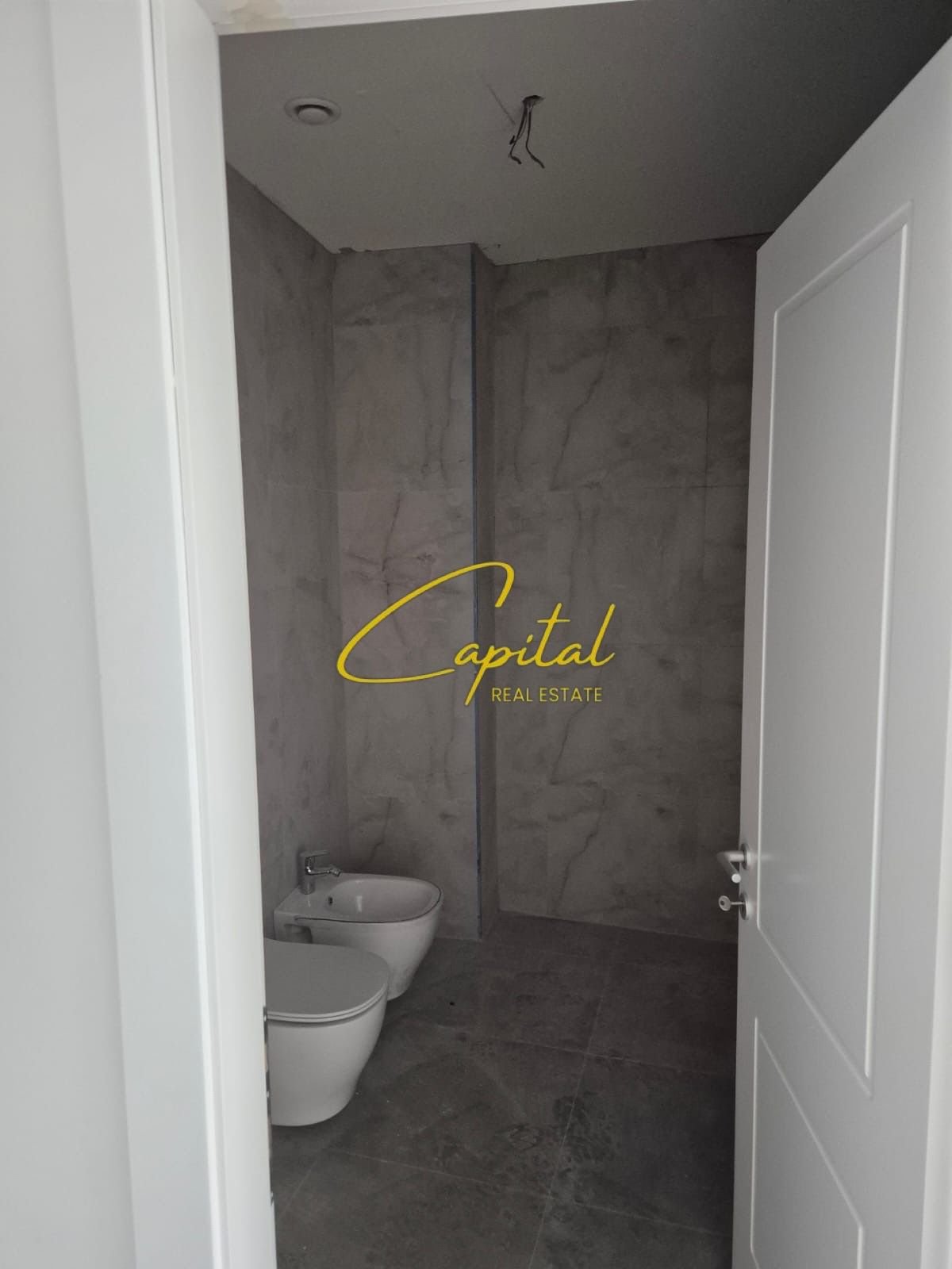 ZYRE ME QERA 105 M2 KOMPLEKSI “LAKE VIEW” 1.700 EURO