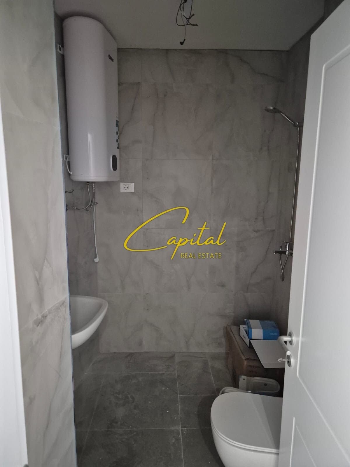 ZYRE ME QERA 105 M2 KOMPLEKSI “LAKE VIEW” 1.700 EURO