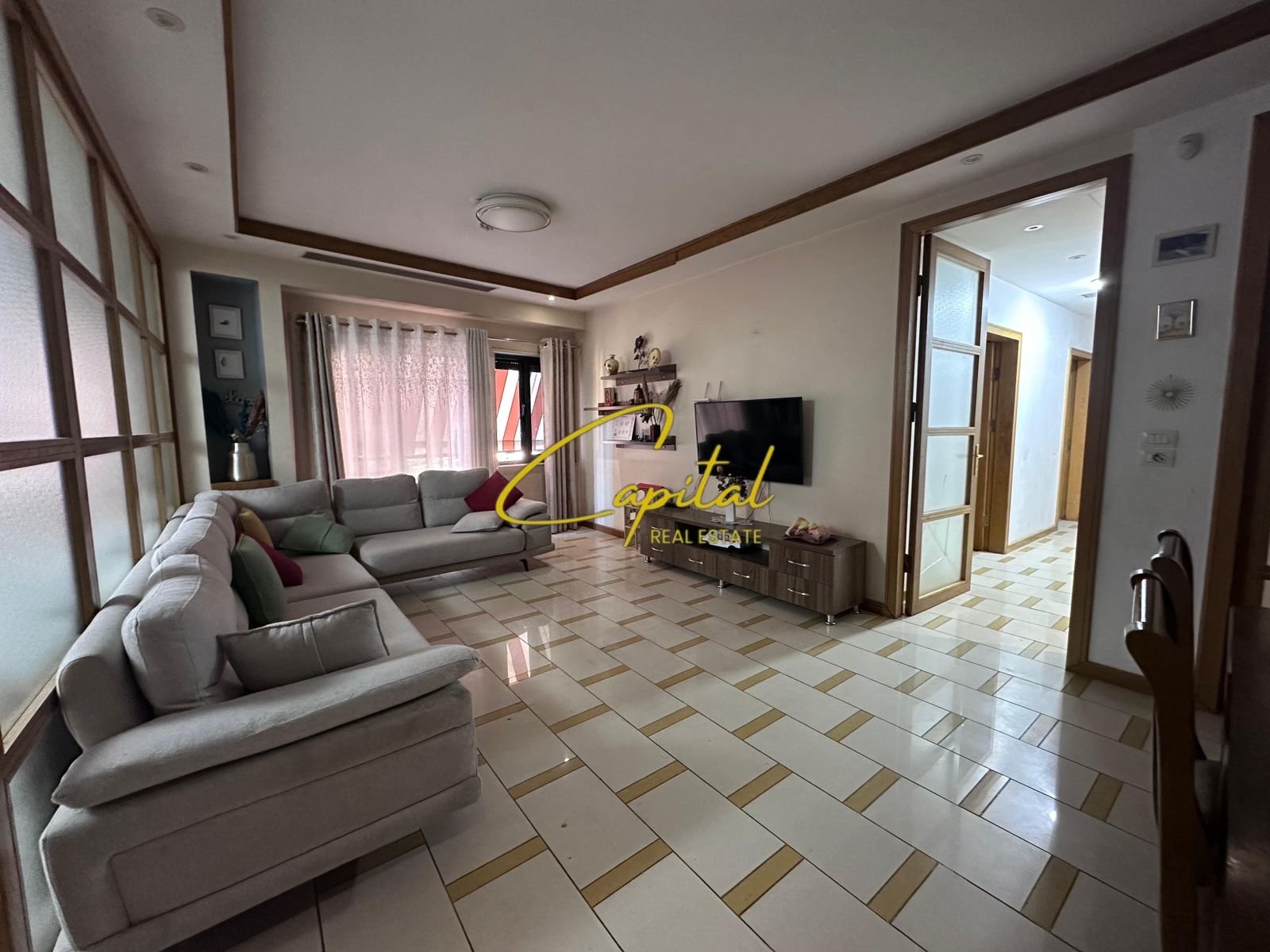 APARTAMENT ME QERA 3+1+2 RRUGA E BARRIKADAVE 1.500 EURO