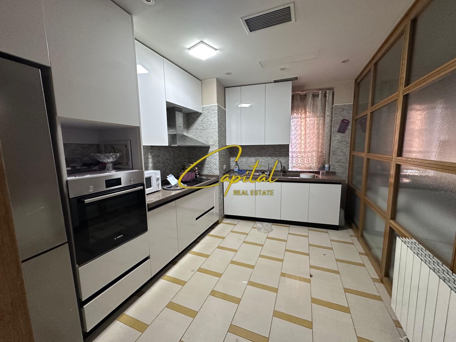 APARTAMENT ME QERA 3+1+2 RRUGA E BARRIKADAVE 1.500 EURO