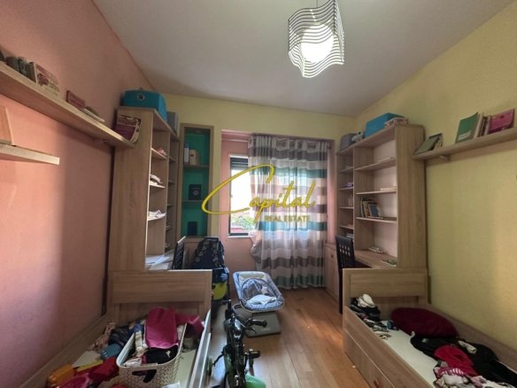 APARTAMENT ME QERA 3+1+2 RRUGA E BARRIKADAVE 1.500 EURO