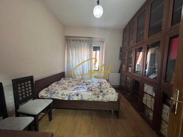 APARTAMENT ME QERA 3+1+2 RRUGA E BARRIKADAVE 1.500 EURO