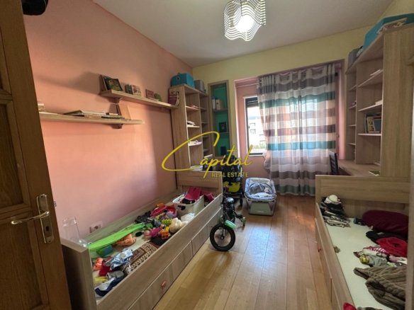 APARTAMENT ME QERA 3+1+2 RRUGA E BARRIKADAVE 1.500 EURO