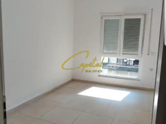 AMBIENT BIZNESI ME QERA 112 M2 RRUGA E BARRIKADAVE 650 EURO
