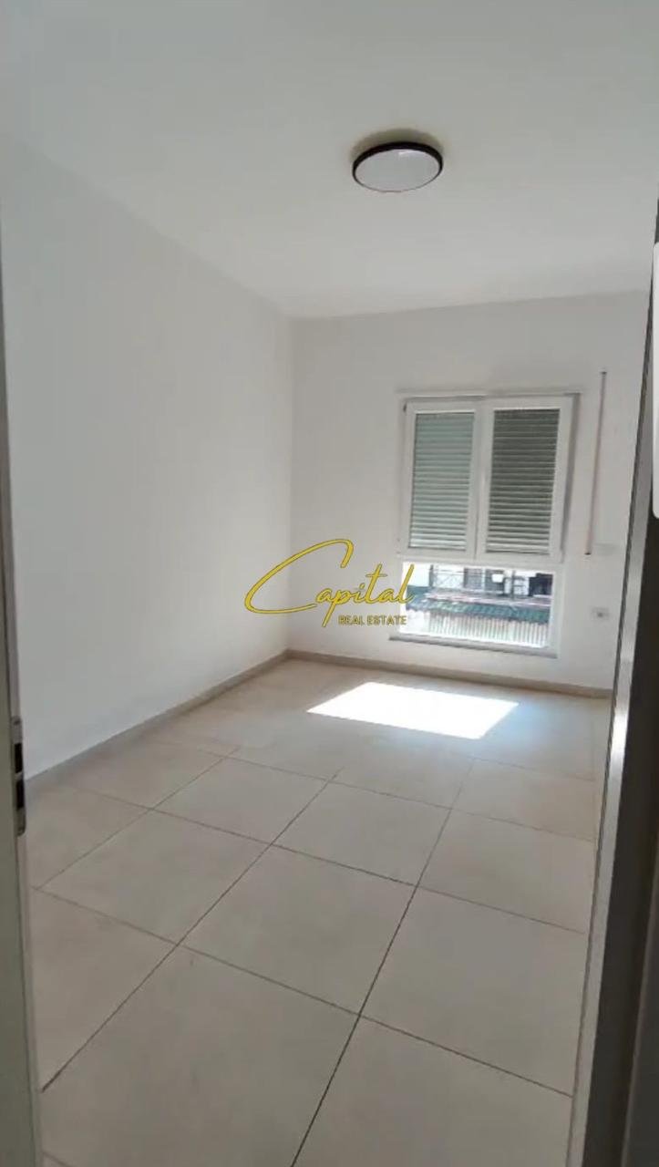 AMBIENT BIZNESI ME QERA 112 M2 RRUGA E BARRIKADAVE 650 EURO