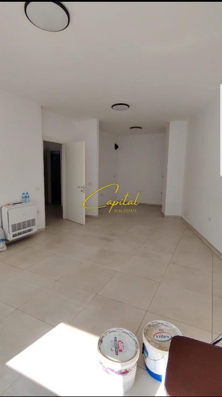 AMBIENT BIZNESI ME QERA 112 M2 RRUGA E BARRIKADAVE 650 EURO