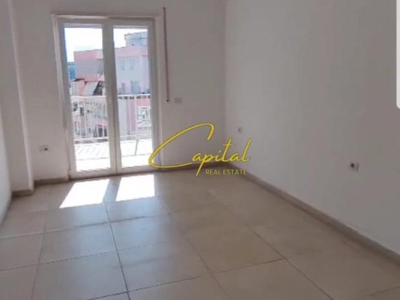 AMBIENT BIZNESI ME QERA 112 M2 RRUGA E BARRIKADAVE 650 EURO