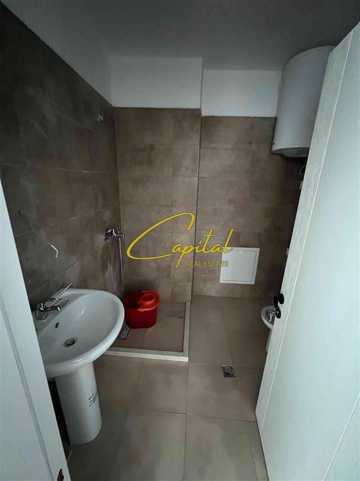 WhatsApp Image 2025-10-18 at 12.06.33 PM APARTAMENT ME QERA 1+1 RRUGA 5 MAJI 35.000 LEKE