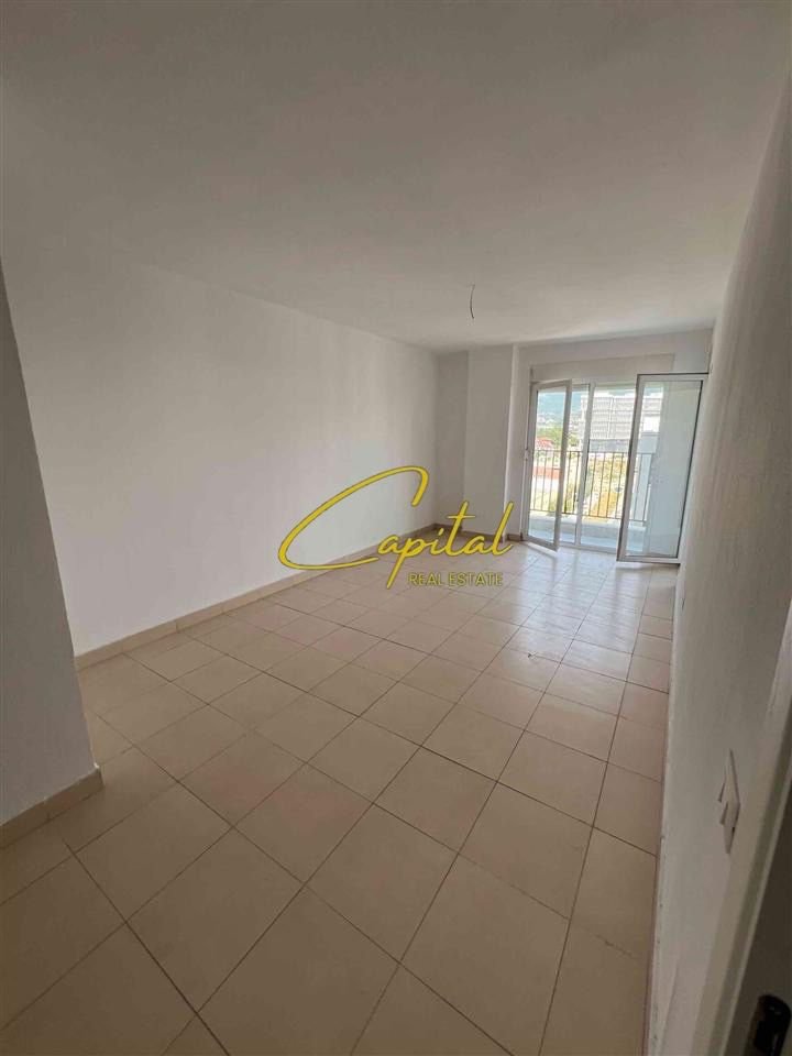 WhatsApp Image 2025-10-18 at 12.06.34 PM APARTAMENT ME QERA 1+1 RRUGA 5 MAJI 35.000 LEKE