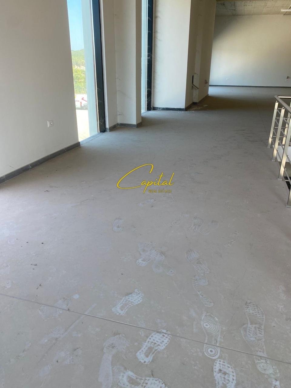 AMBIENT BIZNESI ME QERA 600 M2 PEZE HELMES 1.500 EURO