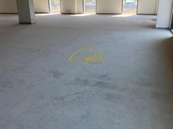 AMBIENT BIZNESI ME QERA 600 M2 PEZE HELMES 1.500 EURO