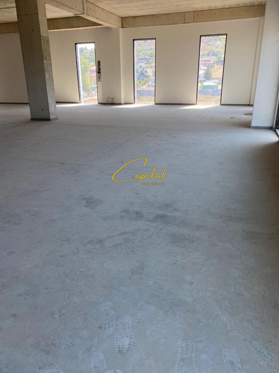 AMBIENT BIZNESI ME QERA 950 M2 PEZE HELMES 2000 EURO