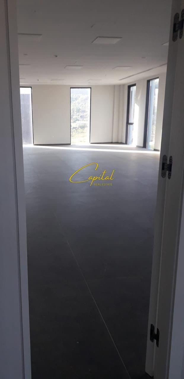 AMBIENT BIZNESI ME QERA 950 M2 PEZE HELMES 2000 EURO