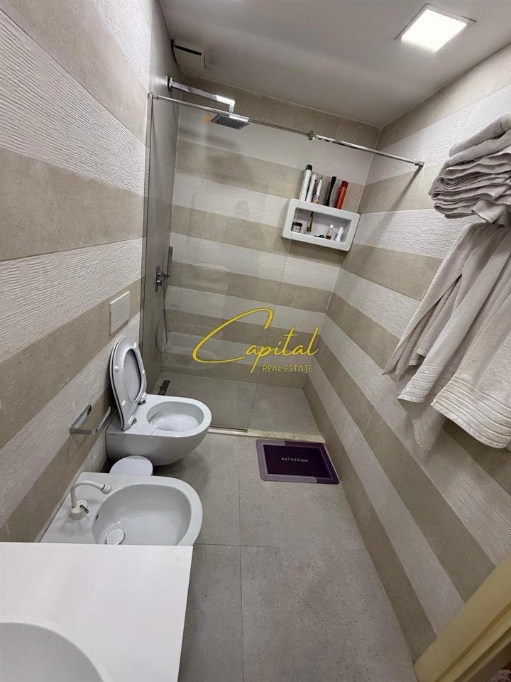 SHITET APARTAMENT 2+1 ISH STACIONI TRENIT 400.000 EURO
