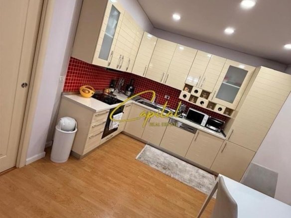 SHITET APARTAMENT 2+1 ISH STACIONI TRENIT 400.000 EURO