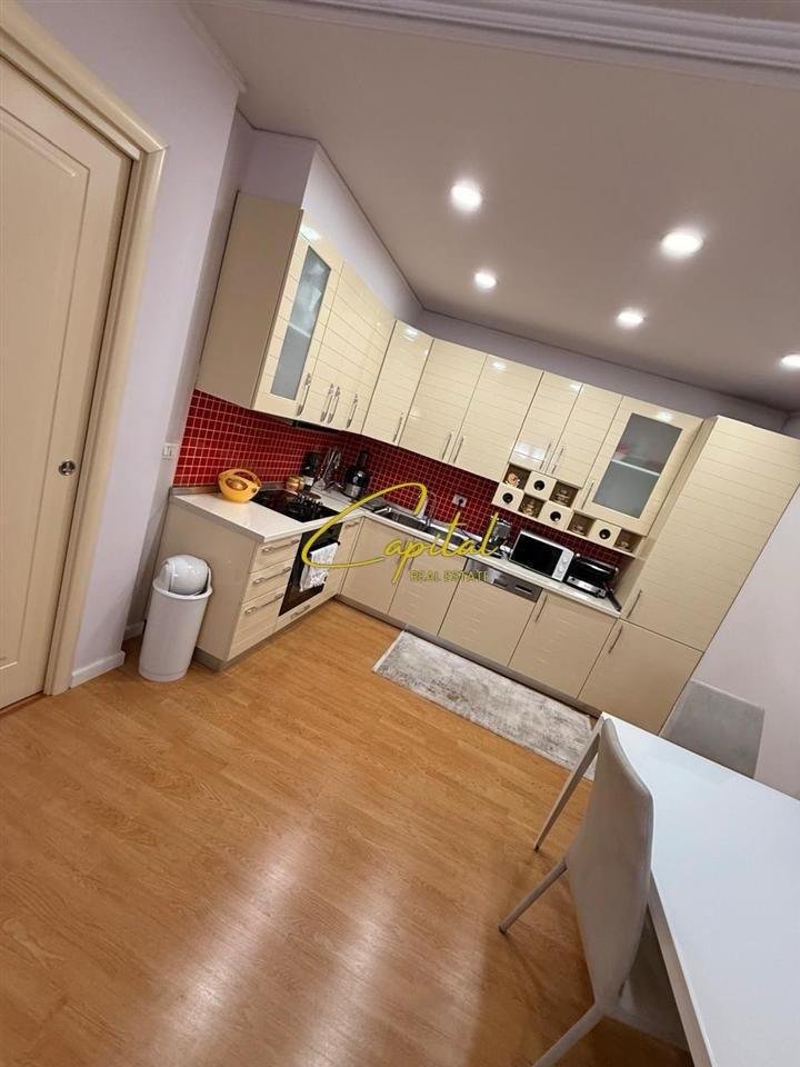 SHITET APARTAMENT 2+1 ISH STACIONI TRENIT 400.000 EURO