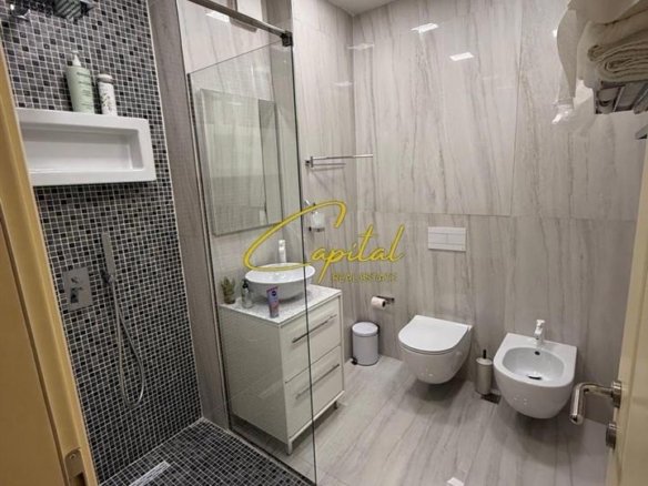 SHITET APARTAMENT 2+1 ISH STACIONI TRENIT 400.000 EURO